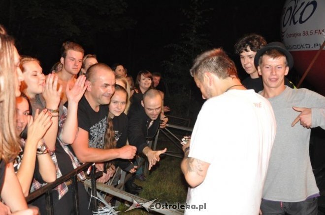 Rockołęka 2012: Robert „Litza” Friedrich rozdaje autografy po koncercie Luxtorpedy [25.08.2012] - zdjęcie #6 - eOstroleka.pl
