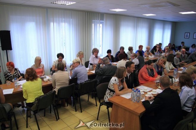 35 nauczycieli otrzymało akty nadania na wyższe stopnie zawodowe [29.08.2012] - zdjęcie #1 - eOstroleka.pl