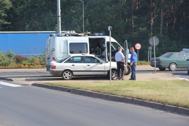 Rondo Siemowita: BMW uderzyło w audi [30 VIII 2012] - zdjęcie #6 - eOstroleka.pl
