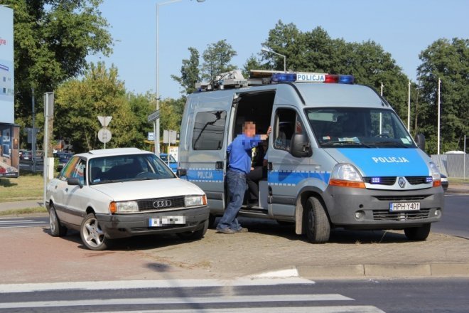 Rondo Siemowita: BMW uderzyło w audi [30 VIII 2012] - zdjęcie #5 - eOstroleka.pl