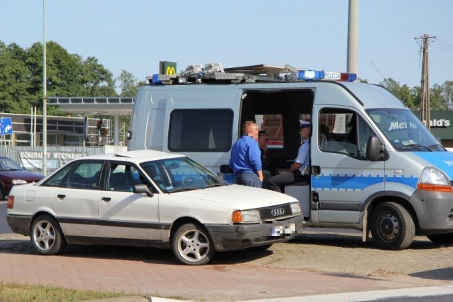 Rondo Siemowita: BMW uderzyło w audi [30 VIII 2012] - zdjęcie #4 - eOstroleka.pl