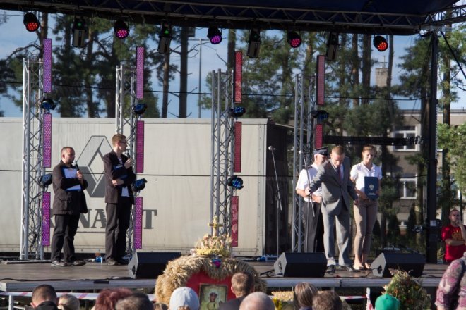 Olszewo Borki: Tłumy osób na dożynkach gminno parafialnych [2 IX 2012] - zdjęcie #30 - eOstroleka.pl