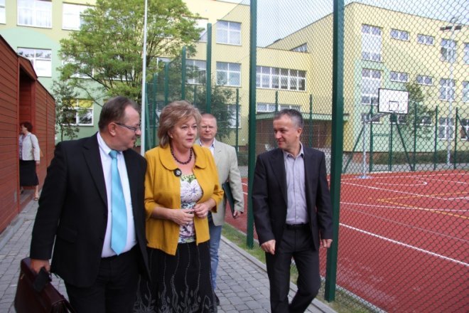 Orlik przy Gimnazjum nr 2 oficjalnie odbebrany [6 IX 2012] - zdjęcie #1 - eOstroleka.pl