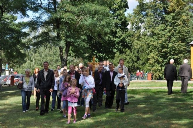 Tłumy pielgrzymów przybyły na odpust do Dąbrówki [10.IX.2012] - zdjęcie #4 - eOstroleka.pl