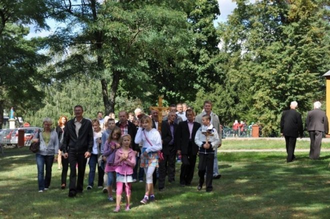 Tłumy pielgrzymów przybyły na odpust do Dąbrówki [10.IX.2012] - zdjęcie #8 - eOstroleka.pl