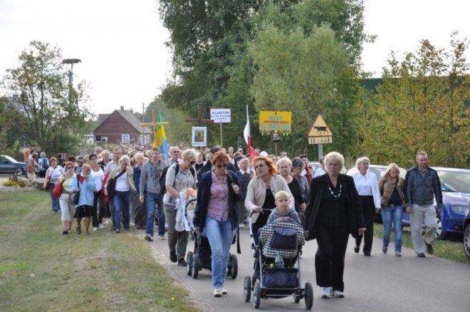 Tłumy pielgrzymów przybyły na odpust do Dąbrówki [10.IX.2012] - zdjęcie #5 - eOstroleka.pl