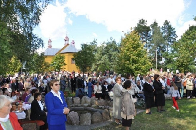 Tłumy pielgrzymów przybyły na odpust do Dąbrówki [10.IX.2012] - zdjęcie #4 - eOstroleka.pl