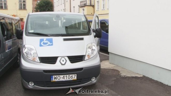 Przekazanie nowych samochodów od PFRON i Urzęd Miasta [12.09.2012] - zdjęcie #16 - eOstroleka.pl