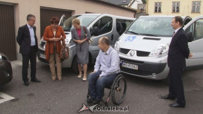 Przekazanie nowych samochodów od PFRON i Urzęd Miasta [12.09.2012] - zdjęcie #8 - eOstroleka.pl