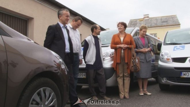 Przekazanie nowych samochodów od PFRON i Urzęd Miasta [12.09.2012] - zdjęcie #4 - eOstroleka.pl