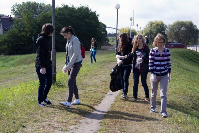 Młodzież po raz dziewiętnasty sprzątała świat [14 IV 2012] - zdjęcie #10 - eOstroleka.pl