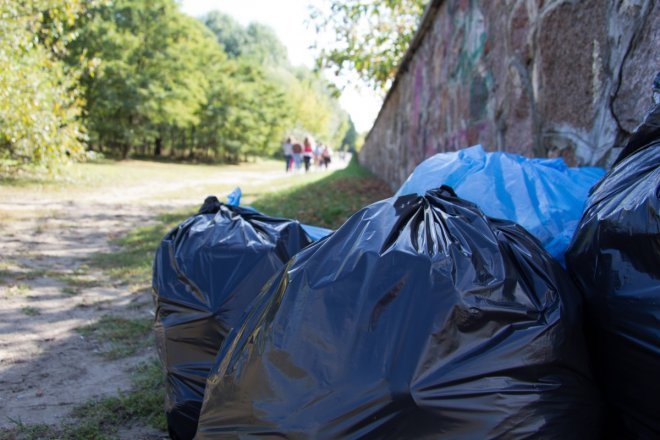 Młodzież po raz dziewiętnasty sprzątała świat [14 IV 2012] - zdjęcie #3 - eOstroleka.pl