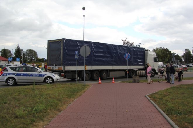 Ulica Witosa: Tir potrącił przechpodzącego przez przejście rowerzyste [15 IX 2012] - zdjęcie #1 - eOstroleka.pl