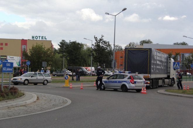 Ulica Witosa: Tir potrącił przechpodzącego przez przejście rowerzyste [15 IX 2012] - zdjęcie #4 - eOstroleka.pl