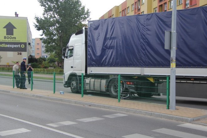 Ulica Witosa: Tir potrącił przechpodzącego przez przejście rowerzyste [15 IX 2012] - zdjęcie #6 - eOstroleka.pl