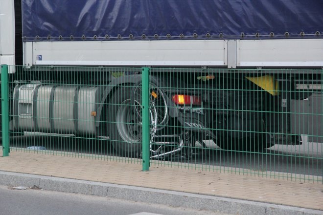 Ulica Witosa: Tir potrącił przechpodzącego przez przejście rowerzyste [15 IX 2012] - zdjęcie #7 - eOstroleka.pl