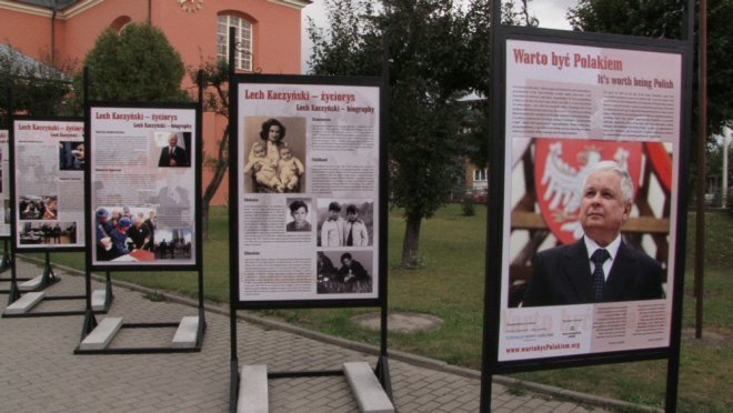Wystawa Warto być Polakiem przed sanktuarium św. Antoniego Padewskiego [16.09.2012] - zdjęcie #3 - eOstroleka.pl