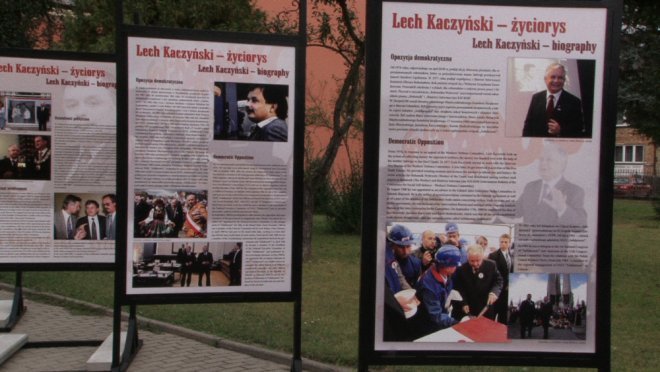 Wystawa Warto być Polakiem przed sanktuarium św. Antoniego Padewskiego [16.09.2012] - zdjęcie #3 - eOstroleka.pl
