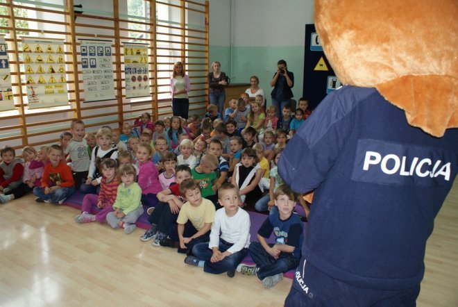 Policja uczyła o bezpieczeństwie na drodze w Szkole Podstawowej nr 5 [19 IX 2012] - zdjęcie #1 - eOstroleka.pl