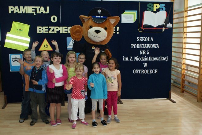 Policja uczyła o bezpieczeństwie na drodze w Szkole Podstawowej nr 5 [19 IX 2012] - zdjęcie #4 - eOstroleka.pl
