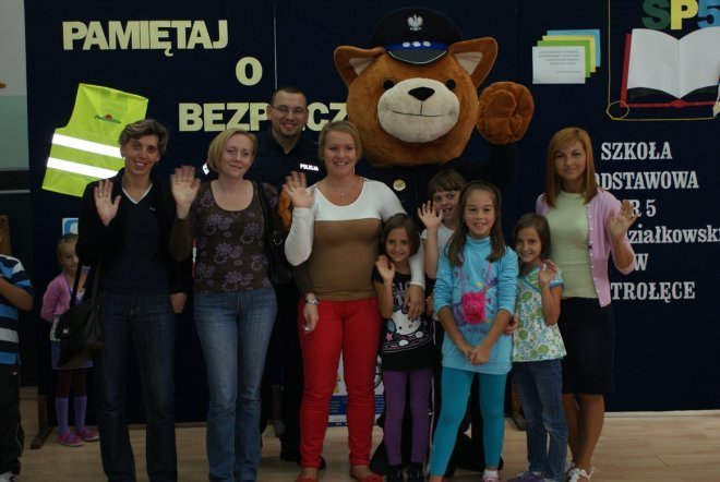 Policja uczyła o bezpieczeństwie na drodze w Szkole Podstawowej nr 5 [19 IX 2012] - zdjęcie #24 - eOstroleka.pl