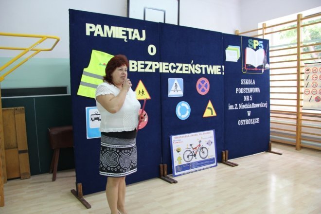 Policja uczyła o bezpieczeństwie na drodze w Szkole Podstawowej nr 5 [19 IX 2012] - zdjęcie #8 - eOstroleka.pl