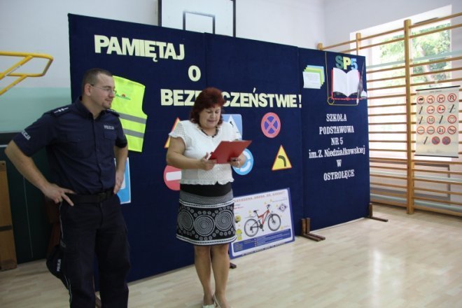 Policja uczyła o bezpieczeństwie na drodze w Szkole Podstawowej nr 5 [19 IX 2012] - zdjęcie #10 - eOstroleka.pl