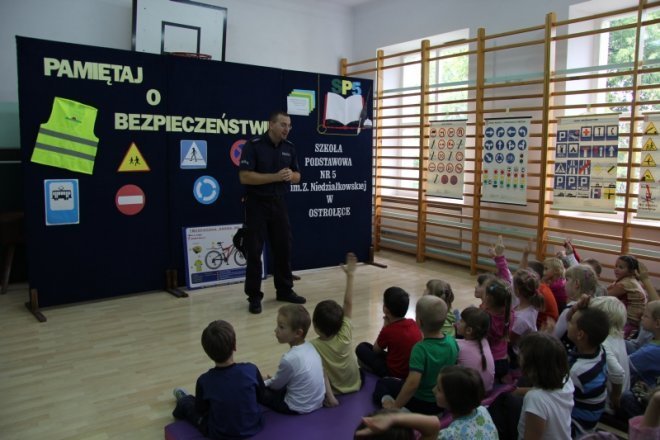 Policja uczyła o bezpieczeństwie na drodze w Szkole Podstawowej nr 5 [19 IX 2012] - zdjęcie #11 - eOstroleka.pl