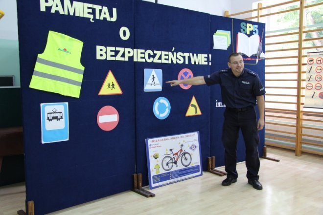 Policja uczyła o bezpieczeństwie na drodze w Szkole Podstawowej nr 5 [19 IX 2012] - zdjęcie #22 - eOstroleka.pl
