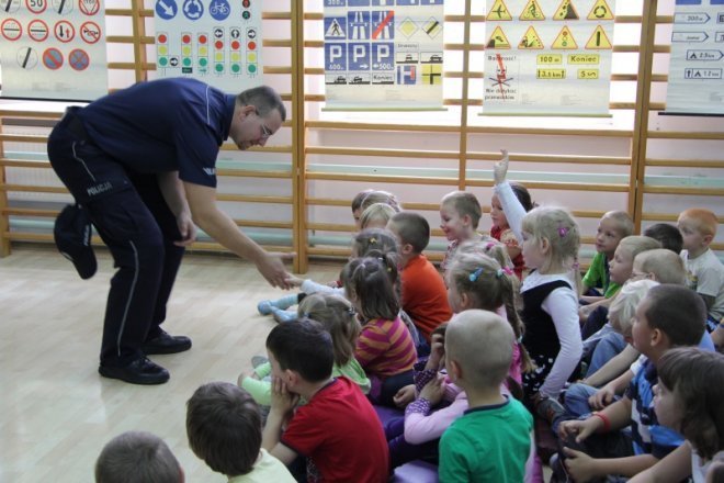 Policja uczyła o bezpieczeństwie na drodze w Szkole Podstawowej nr 5 [19 IX 2012] - zdjęcie #6 - eOstroleka.pl
