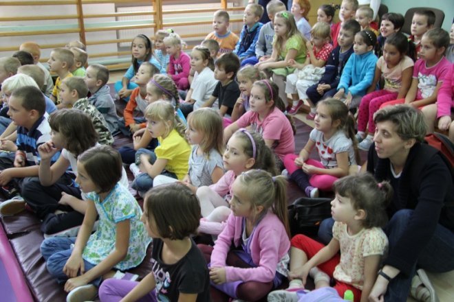Policja uczyła o bezpieczeństwie na drodze w Szkole Podstawowej nr 5 [19 IX 2012] - zdjęcie #1 - eOstroleka.pl