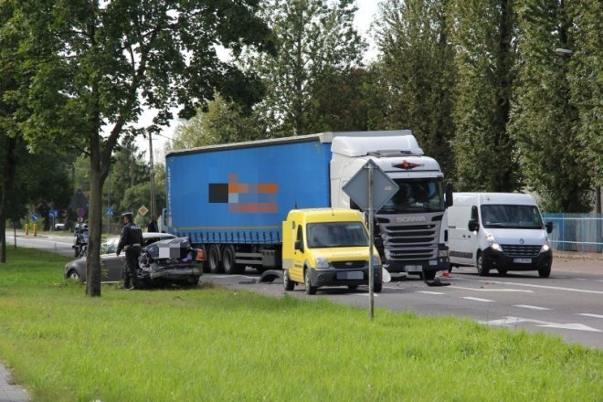Zderzenie trzech pojazdów na ulicy I Armii Wojska Polskiego [24 IX 2012]] - zdjęcie #1 - eOstroleka.pl