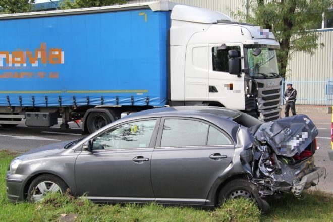 Zderzenie trzech pojazdów na ulicy I Armii Wojska Polskiego [24 IX 2012]] - zdjęcie #6 - eOstroleka.pl