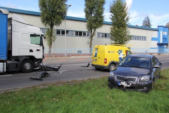 Zderzenie trzech pojazdów na ulicy I Armii Wojska Polskiego [24 IX 2012]] - zdjęcie #3 - eOstroleka.pl