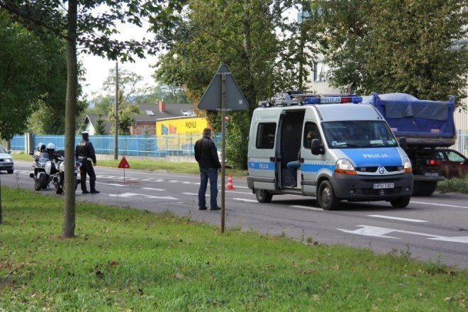Zderzenie trzech pojazdów na ulicy I Armii Wojska Polskiego [24 IX 2012]] - zdjęcie #2 - eOstroleka.pl