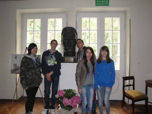Uczniowie z Gimnazjum nr 1 odwiedzili stolicę i pałac w Sulejówku [26 IX 2012] - zdjęcie #2 - eOstroleka.pl