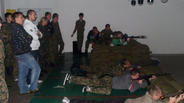 Uczniowie z II SLO w Ostrołęce na biwaku wojskowym [3 X 2012] - zdjęcie #1 - eOstroleka.pl