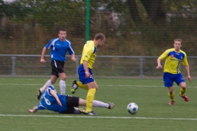 Korona HiD vs KS CK Troszyn [06.10.2012] - zdjęcie #21 - eOstroleka.pl