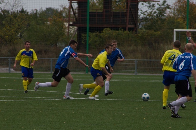 Korona HiD vs KS CK Troszyn [06.10.2012] - zdjęcie #11 - eOstroleka.pl