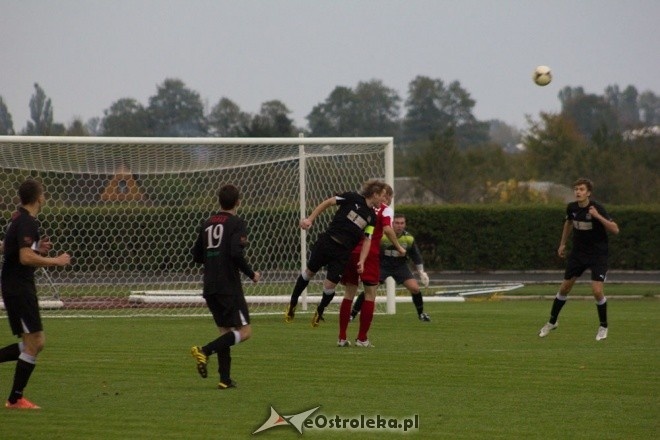 Narew Ostrołęka vs Czarni Węgrów [06.10.2012] - zdjęcie #9 - eOstroleka.pl