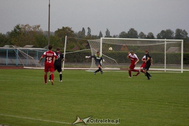 Narew Ostrołęka vs Czarni Węgrów [06.10.2012] - zdjęcie #3 - eOstroleka.pl