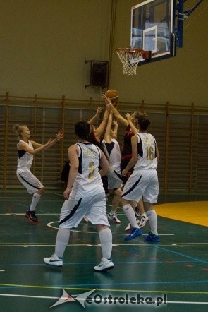 Unia Basket Ostrołęka vs. Huragan Wołomin [06.10.2012] - zdjęcie #24 - eOstroleka.pl
