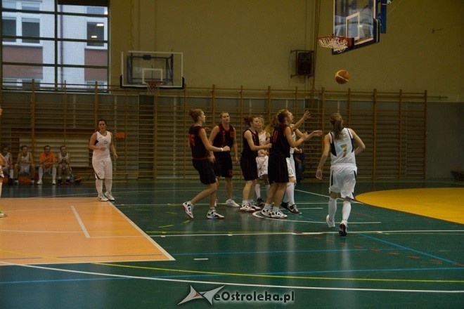 Unia Basket Ostrołęka vs. Huragan Wołomin [06.10.2012] - zdjęcie #13 - eOstroleka.pl