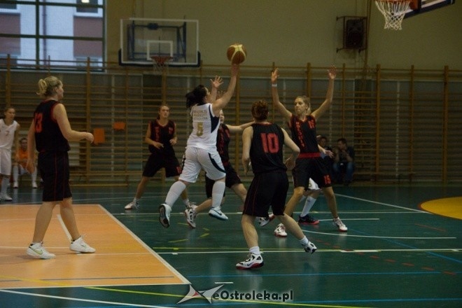 Unia Basket Ostrołęka vs. Huragan Wołomin [06.10.2012] - zdjęcie #11 - eOstroleka.pl