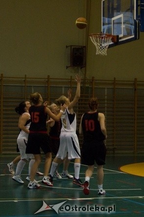 Unia Basket Ostrołęka vs. Huragan Wołomin [06.10.2012] - zdjęcie #10 - eOstroleka.pl
