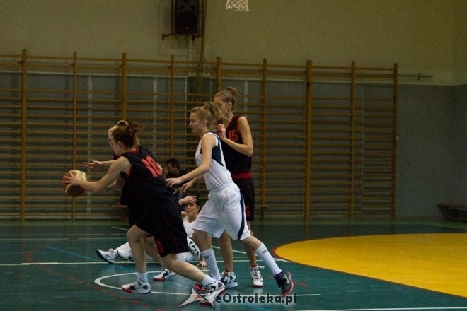Unia Basket Ostrołęka vs. Huragan Wołomin [06.10.2012] - zdjęcie #8 - eOstroleka.pl