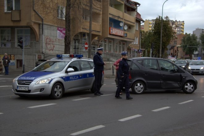 Zderzenie samochodów na skrzyżowaniu ulic Goworowskiej i Kopernika [9 X 2012] - zdjęcie #9 - eOstroleka.pl