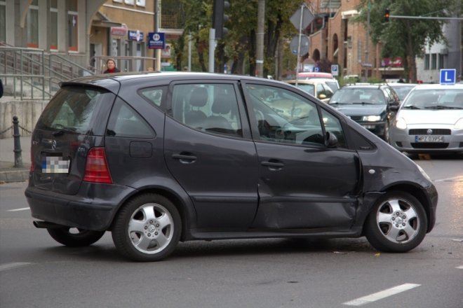 Zderzenie samochodów na skrzyżowaniu ulic Goworowskiej i Kopernika [9 X 2012] - zdjęcie #8 - eOstroleka.pl