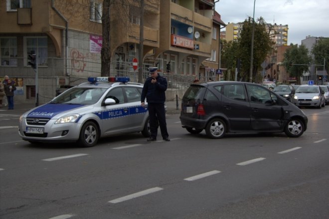 Zderzenie samochodów na skrzyżowaniu ulic Goworowskiej i Kopernika [9 X 2012] - zdjęcie #5 - eOstroleka.pl