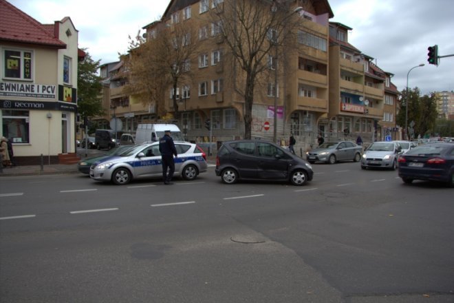 Zderzenie samochodów na skrzyżowaniu ulic Goworowskiej i Kopernika [9 X 2012] - zdjęcie #4 - eOstroleka.pl